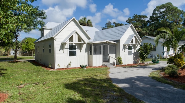 view of front facade featuring a front yard