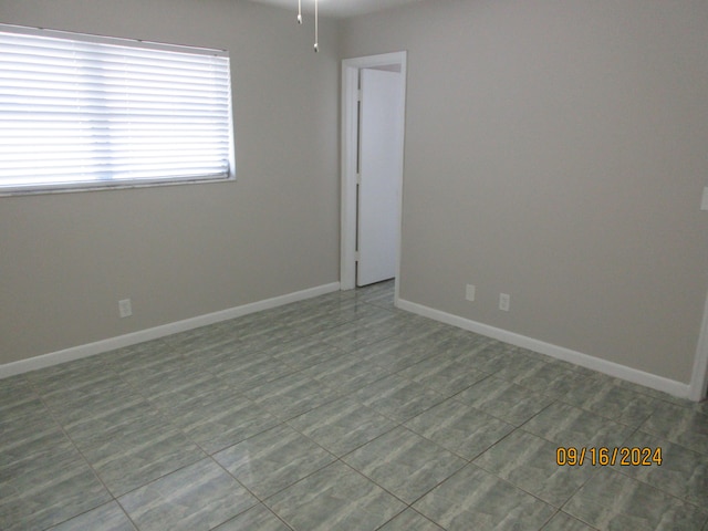 spare room with ceiling fan