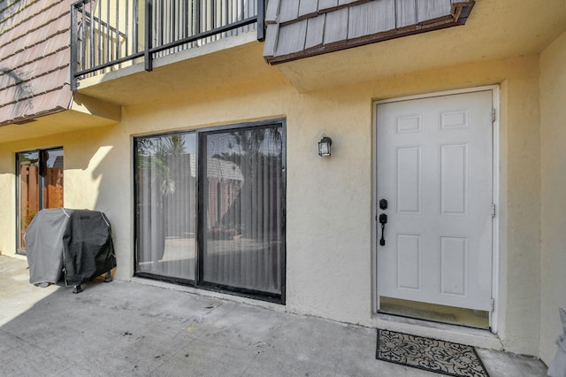 entrance to property featuring a balcony