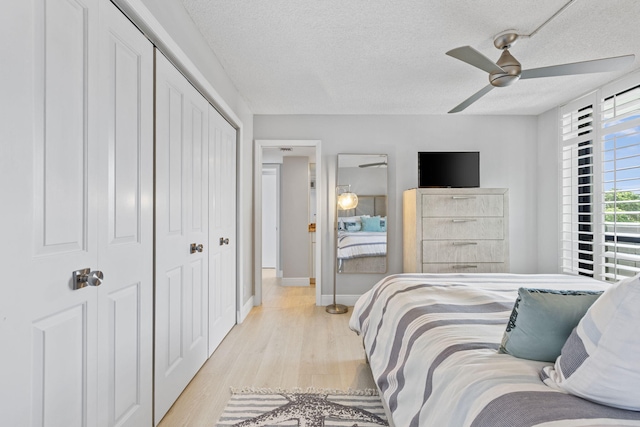 bedroom featuring ceiling fan, a textured ceiling, and light hardwood / wood-style flooring