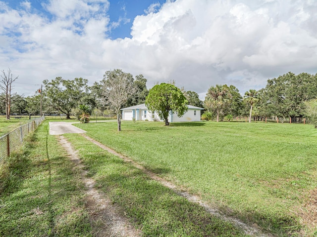 view of yard featuring a rural view