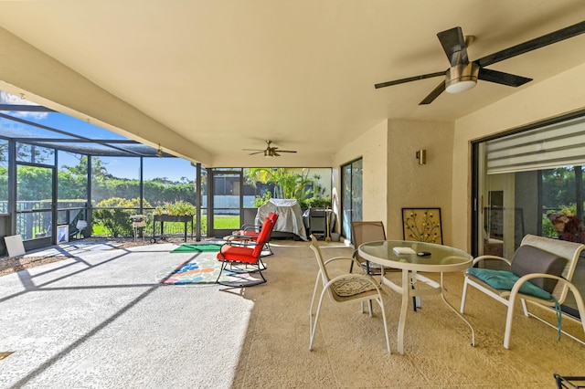 sunroom with ceiling fan