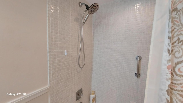 bathroom featuring shower / bath combo