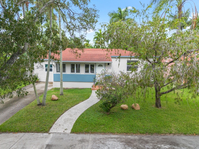 view of front facade with a front yard