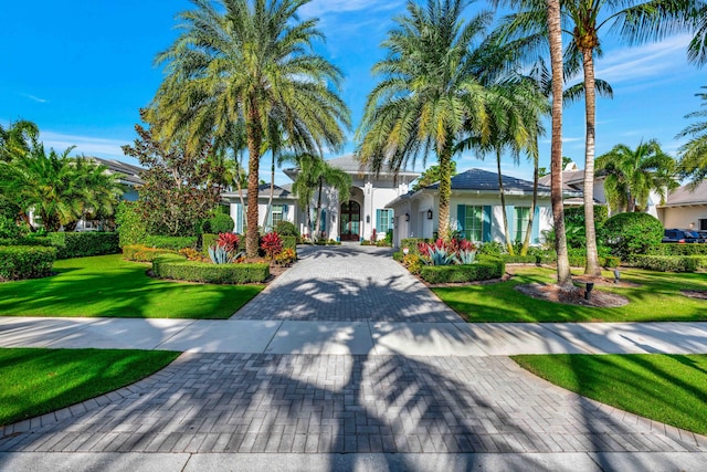 view of front facade featuring a front yard