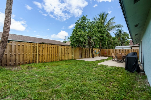 view of yard featuring a patio area