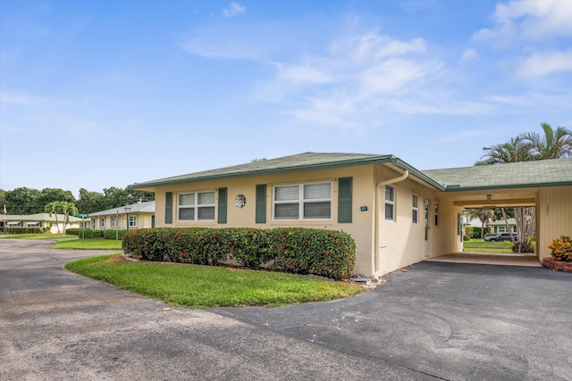 view of front of property featuring a carport