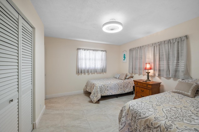 bedroom featuring a textured ceiling and a closet