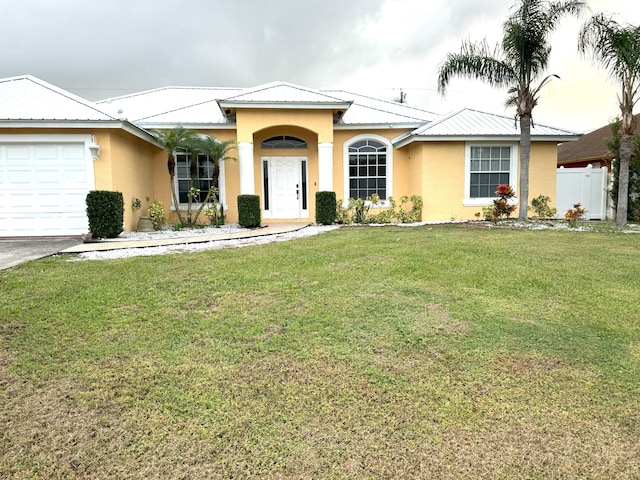 view of front of house featuring a front lawn and a garage