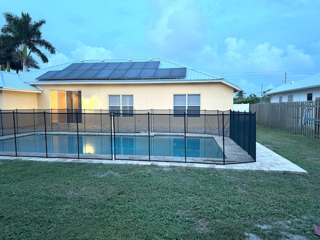 view of swimming pool featuring a yard