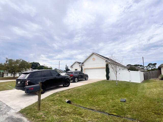 exterior space featuring a front yard