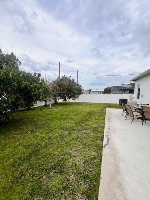 view of yard featuring a patio