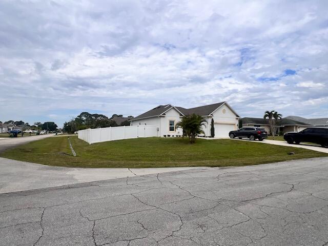 view of front of home featuring a front lawn and a garage