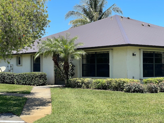 single story home featuring a front lawn