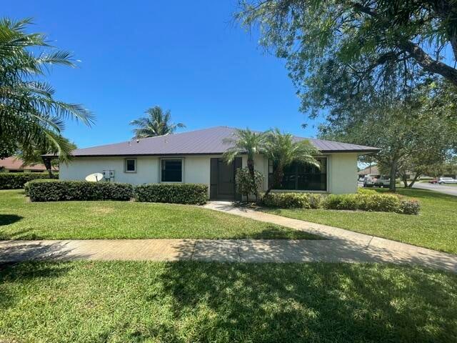 ranch-style house featuring a front lawn