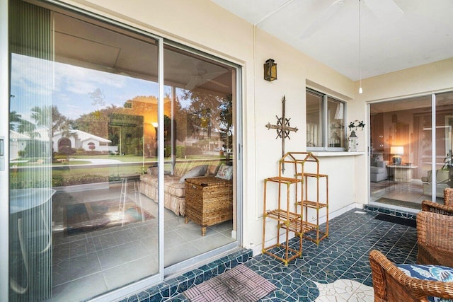 sunroom featuring ceiling fan