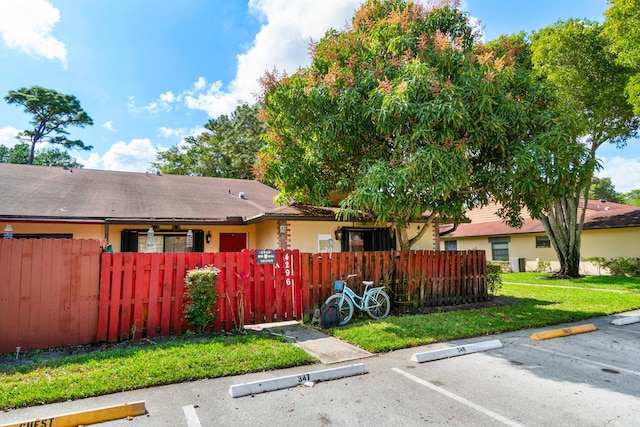 view of front facade with a front yard