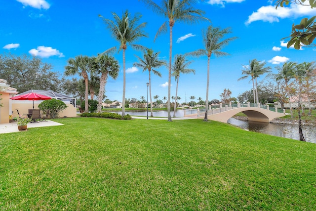 view of yard featuring a water view