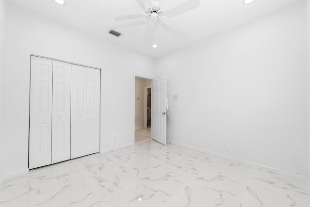 unfurnished bedroom with ceiling fan and a closet