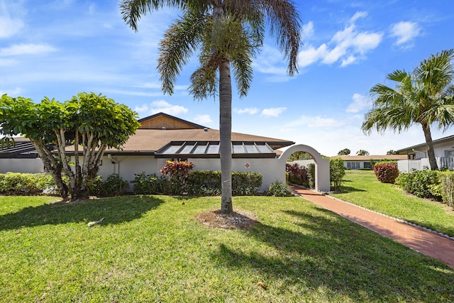 ranch-style home featuring a front lawn