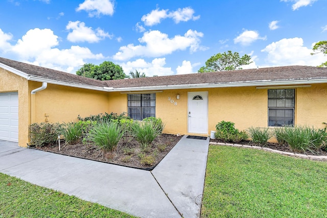 single story home with a front lawn