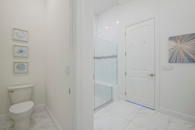 bathroom featuring tiled shower and toilet