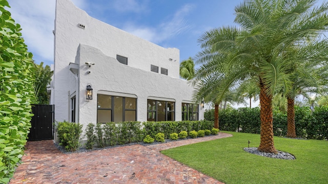 view of front of home featuring a front lawn