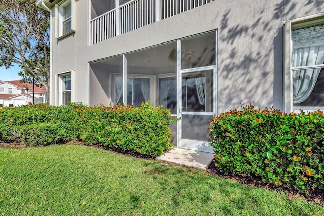 property entrance featuring a yard