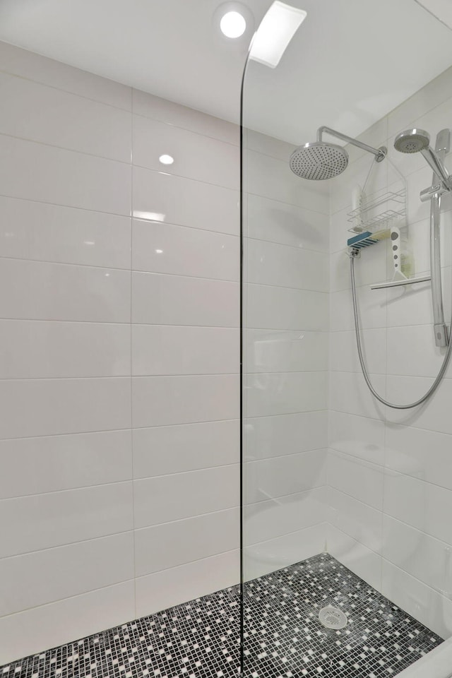 bathroom featuring tiled shower