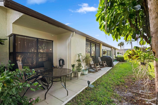 view of yard with a patio area