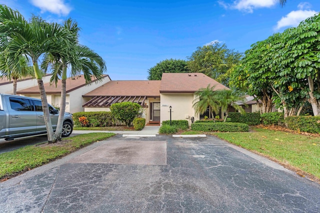 view of front of house featuring a front yard