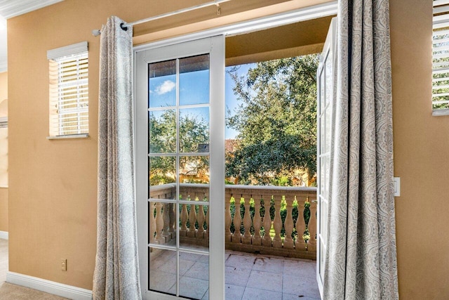 entryway with crown molding