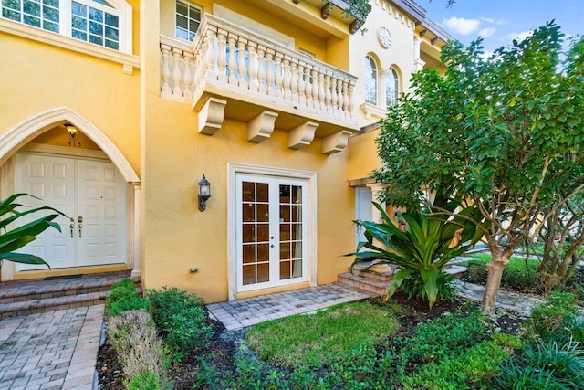 entrance to property featuring a balcony