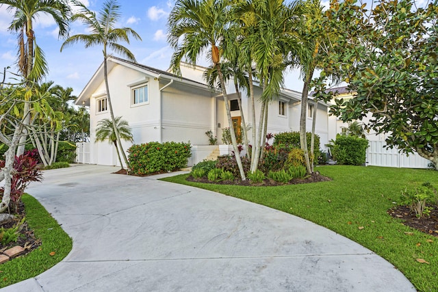 view of front of property featuring a front lawn