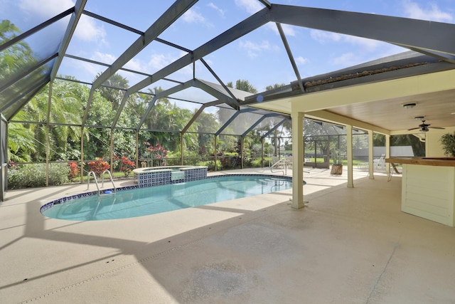 view of swimming pool featuring an in ground hot tub, a patio area, ceiling fan, and a lanai