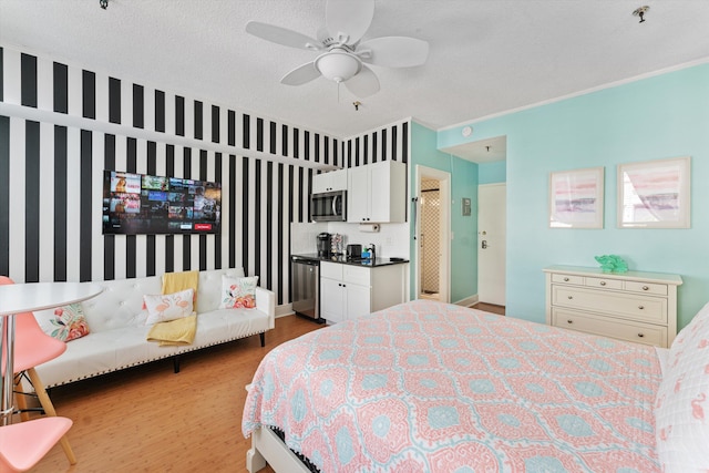 bedroom featuring a textured ceiling, light wood-type flooring, and ceiling fan