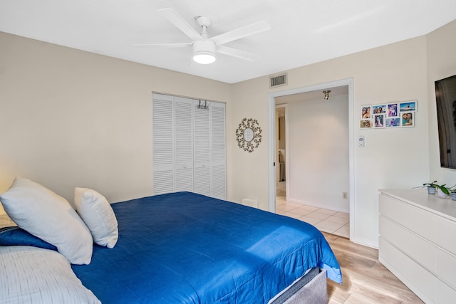 bedroom featuring a closet, light hardwood / wood-style flooring, and ceiling fan