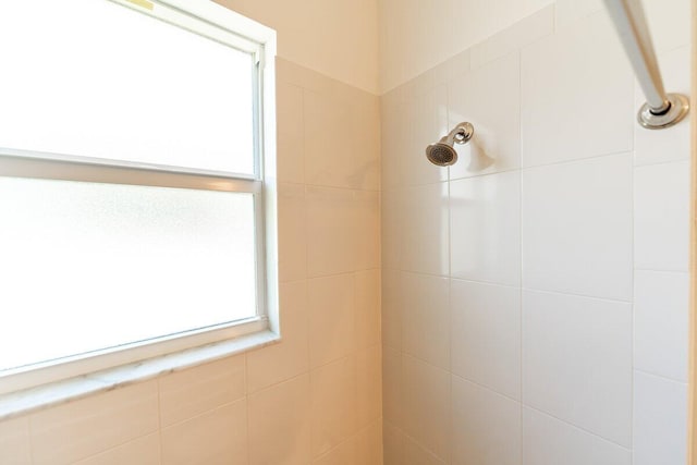 bathroom featuring a tile shower