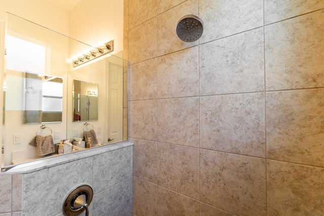 bathroom featuring a tile shower