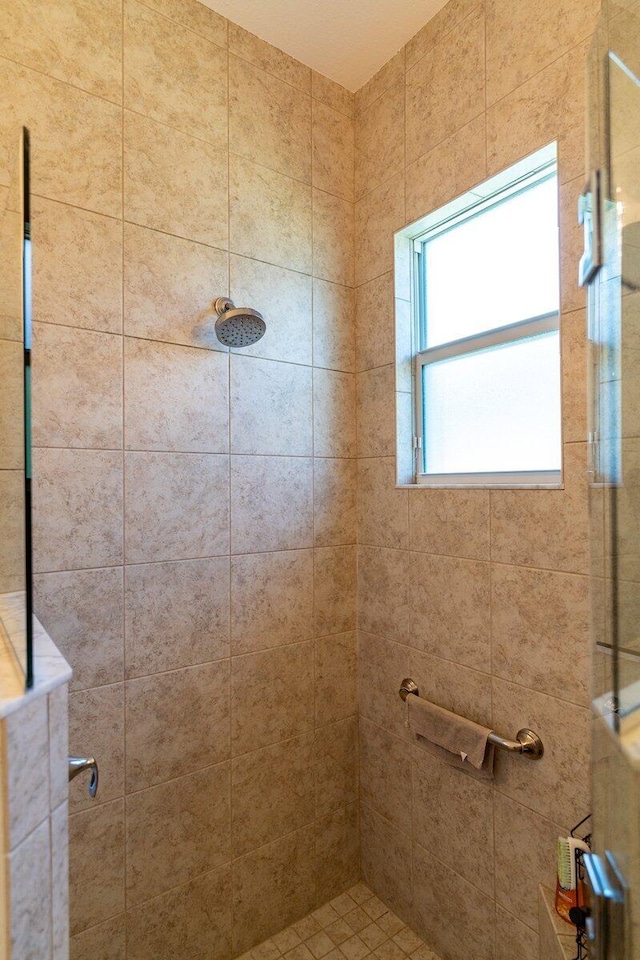 bathroom featuring tiled shower