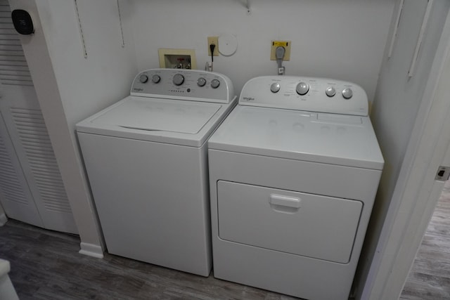 laundry room with dark wood-type flooring and washing machine and clothes dryer