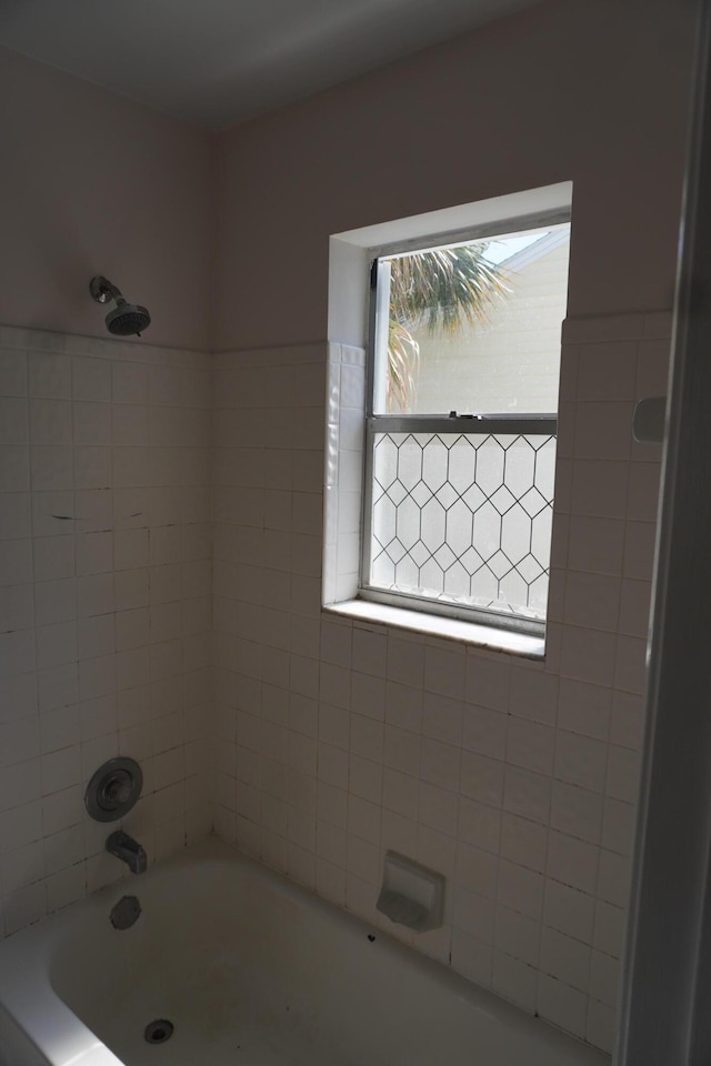 bathroom with tiled shower / bath combo