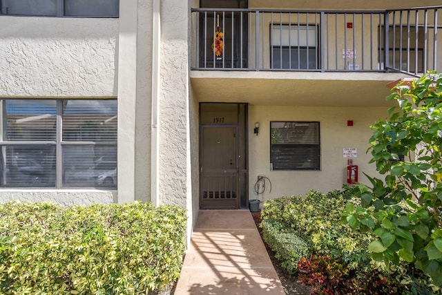 property entrance featuring a balcony