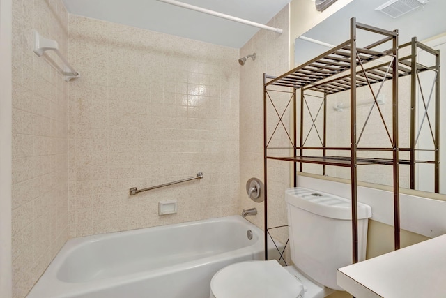 bathroom with toilet and tiled shower / bath