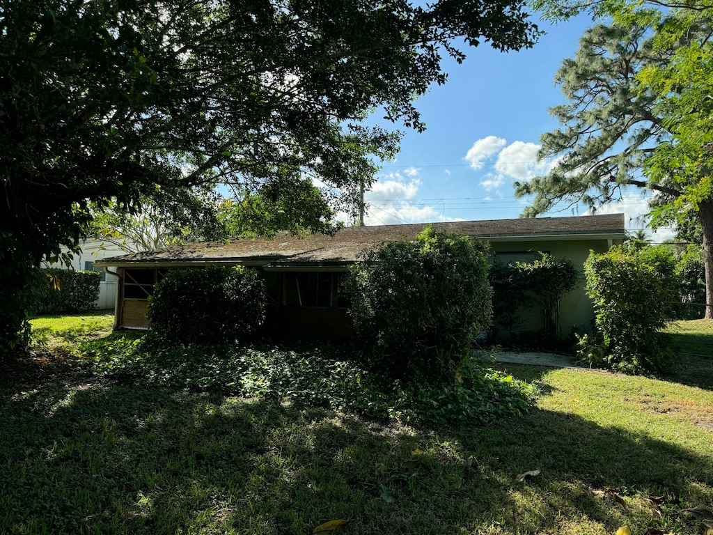 back of house featuring a yard