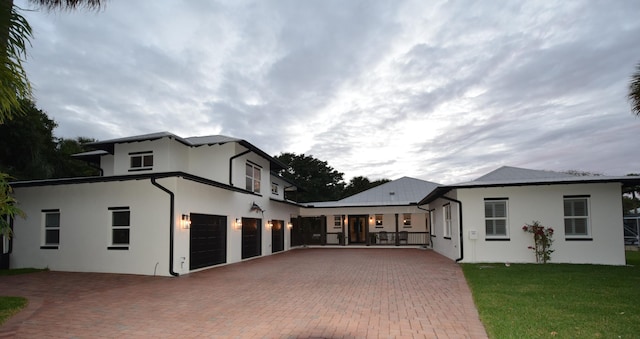 view of front of property featuring a front yard and a garage