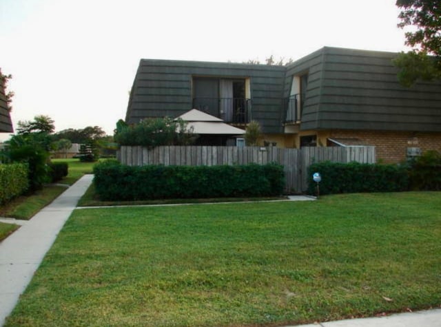 view of yard with a balcony