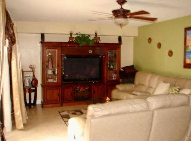 living area featuring ceiling fan