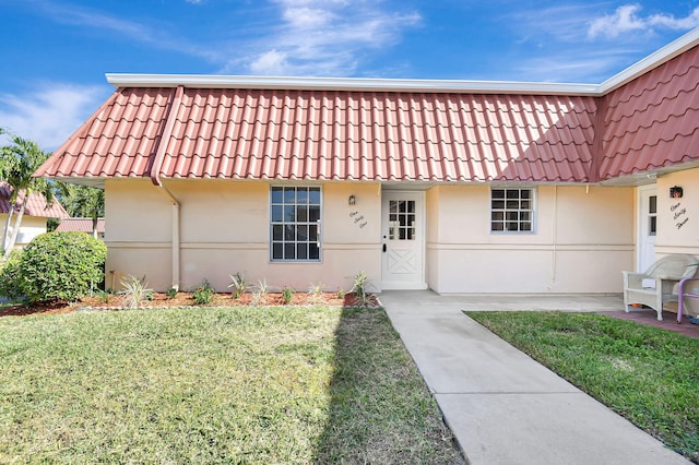 view of front facade featuring a front lawn