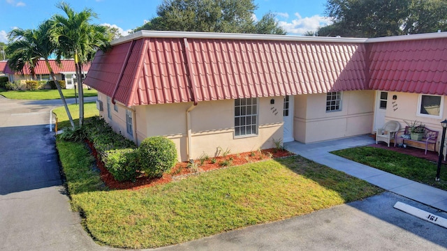 view of front of house featuring a front yard